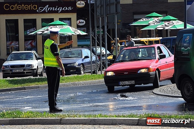 Zdjęcie w galerii na portalu naszraciborz.pl: Wyciek oleju z TIR-a na Kozielskiej. Ruch w centrum Raciborza sparaliżowany!  wiadomości z regionu
