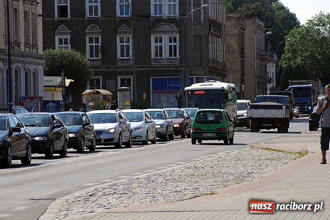 Zdjęcie w galerii na portalu naszraciborz.pl: Wyciek oleju z TIR-a na Kozielskiej. Ruch w centrum Raciborza sparaliżowany!  wiadomości z regionu
