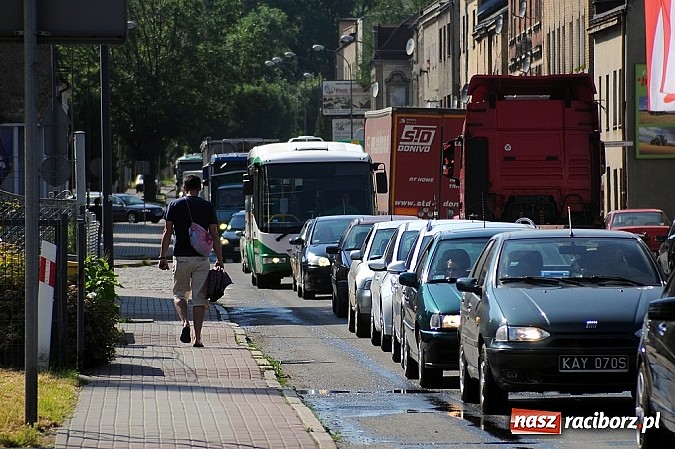 Zdjęcie w galerii na portalu naszraciborz.pl: Wyciek oleju z TIR-a na Kozielskiej. Ruch w centrum Raciborza sparaliżowany!  wiadomości z regionu