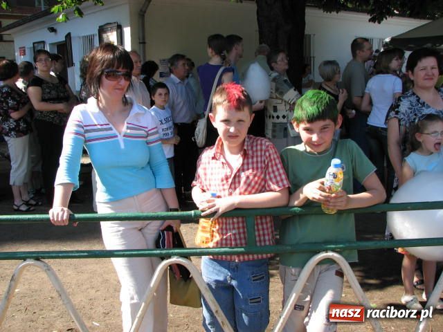 Zdjęcie w galerii na portalu naszraciborz.pl: Księża zapewnili przejazd syrenką wiadomości z regionu