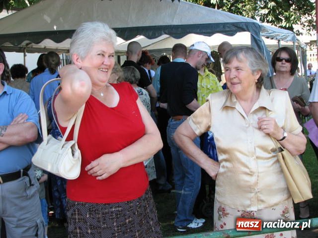 Zdjęcie w galerii na portalu naszraciborz.pl: Księża zapewnili przejazd syrenką wiadomości z regionu