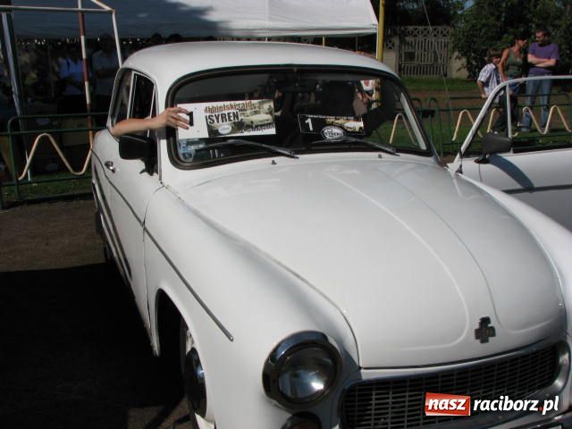 Zdjęcie w galerii na portalu naszraciborz.pl: Księża zapewnili przejazd syrenką wiadomości z regionu