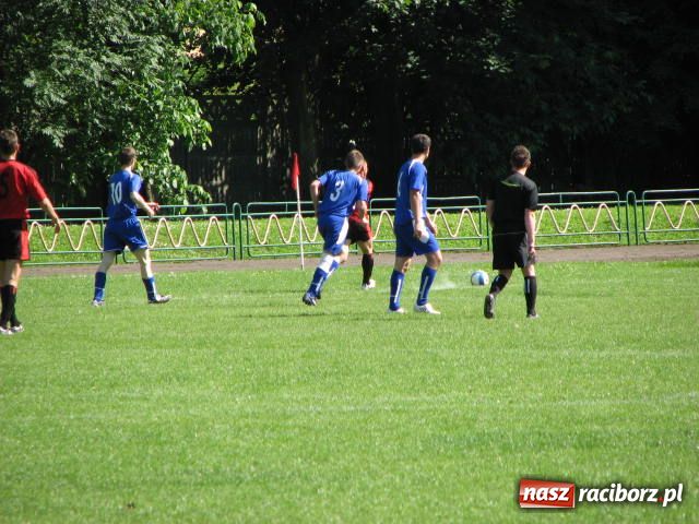 Zdjęcie w galerii na portalu naszraciborz.pl: Księża zapewnili przejazd syrenką wiadomości z regionu