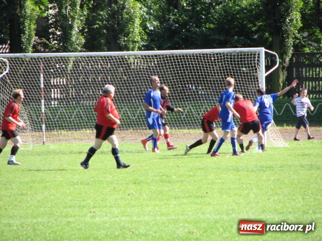 Zdjęcie w galerii na portalu naszraciborz.pl: Księża zapewnili przejazd syrenką wiadomości z regionu