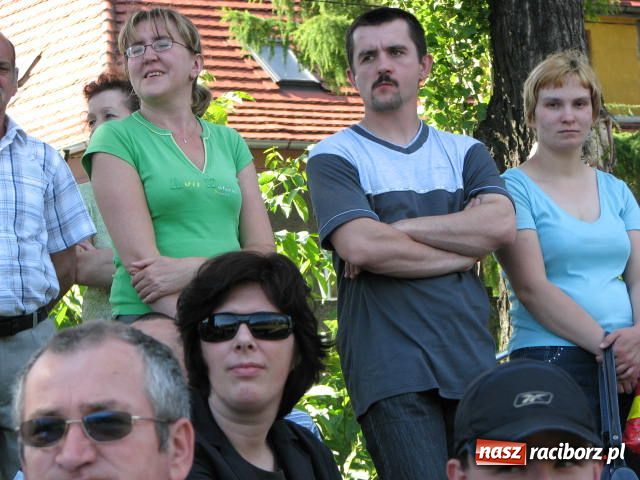 Zdjęcie w galerii na portalu naszraciborz.pl: Księża zapewnili przejazd syrenką wiadomości z regionu