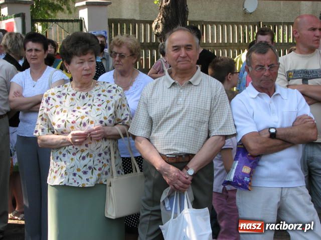 Zdjęcie w galerii na portalu naszraciborz.pl: Księża zapewnili przejazd syrenką wiadomości z regionu