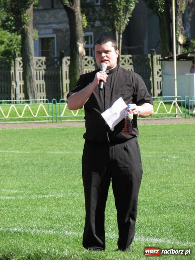 Zdjęcie w galerii na portalu naszraciborz.pl: Księża zapewnili przejazd syrenką wiadomości z regionu