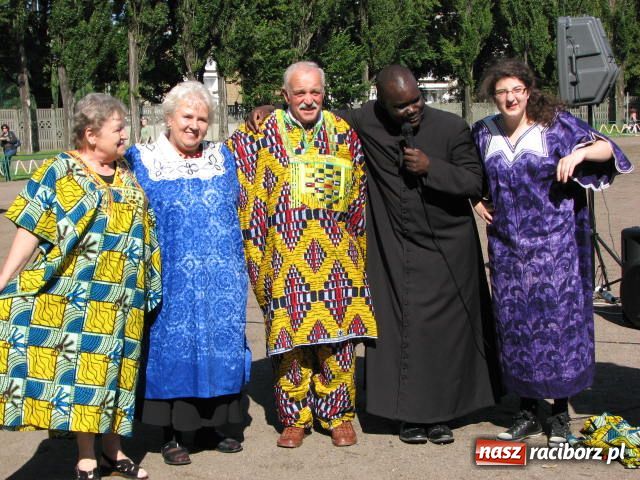 Zdjęcie w galerii na portalu naszraciborz.pl: Księża zapewnili przejazd syrenką wiadomości z regionu