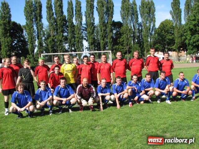 Zdjęcie w galerii na portalu naszraciborz.pl: Księża zapewnili przejazd syrenką wiadomości z regionu