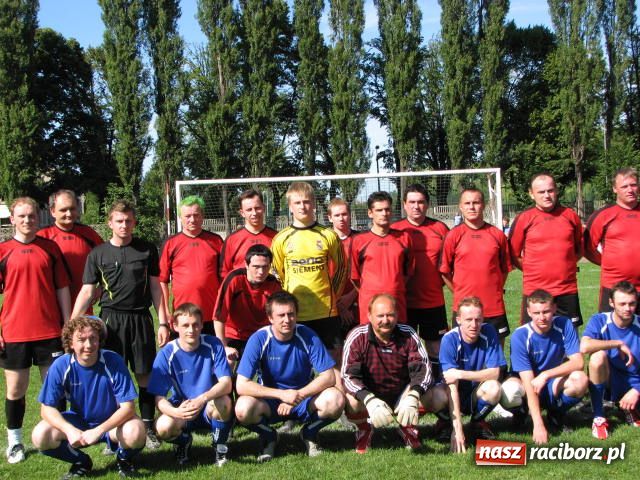 Zdjęcie w galerii na portalu naszraciborz.pl: Księża zapewnili przejazd syrenką wiadomości z regionu