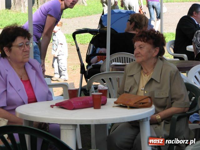 Zdjęcie w galerii na portalu naszraciborz.pl: Księża zapewnili przejazd syrenką wiadomości z regionu