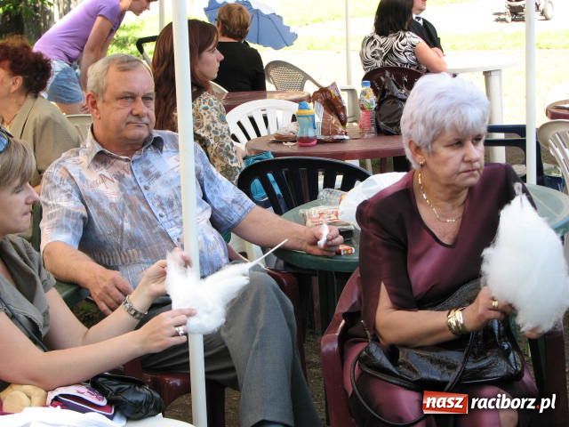 Zdjęcie w galerii na portalu naszraciborz.pl: Księża zapewnili przejazd syrenką wiadomości z regionu