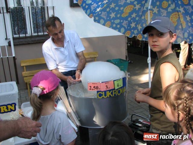 Zdjęcie w galerii na portalu naszraciborz.pl: Księża zapewnili przejazd syrenką wiadomości z regionu