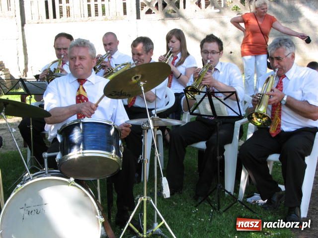 Zdjęcie w galerii na portalu naszraciborz.pl: Księża zapewnili przejazd syrenką wiadomości z regionu