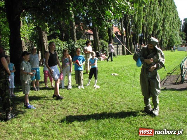 Zdjęcie w galerii na portalu naszraciborz.pl: Księża zapewnili przejazd syrenką wiadomości z regionu