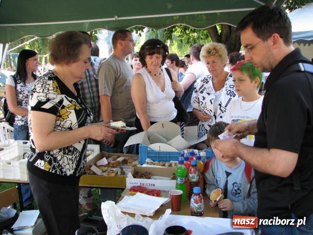 Zdjęcie w galerii na portalu naszraciborz.pl: Księża zapewnili przejazd syrenką wiadomości z regionu