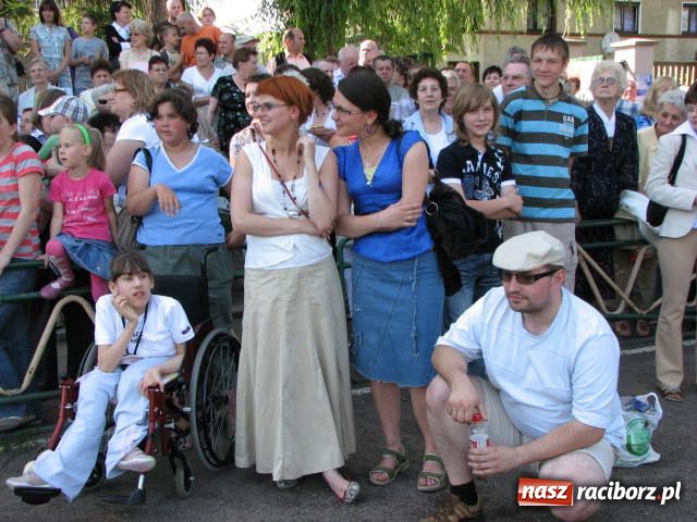 Zdjęcie w galerii na portalu naszraciborz.pl: Księża zapewnili przejazd syrenką wiadomości z regionu