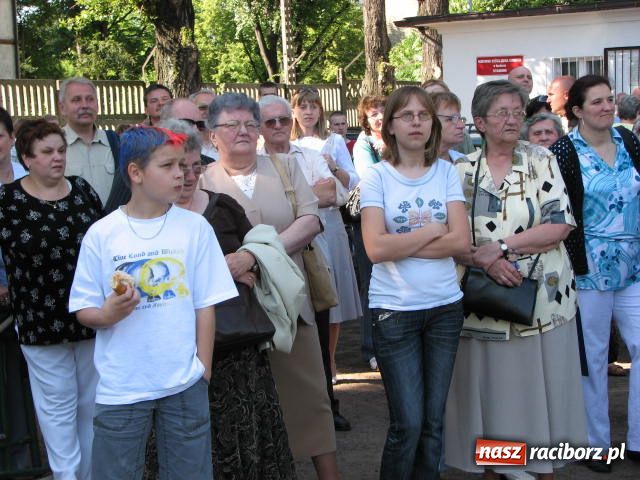 Zdjęcie w galerii na portalu naszraciborz.pl: Księża zapewnili przejazd syrenką wiadomości z regionu