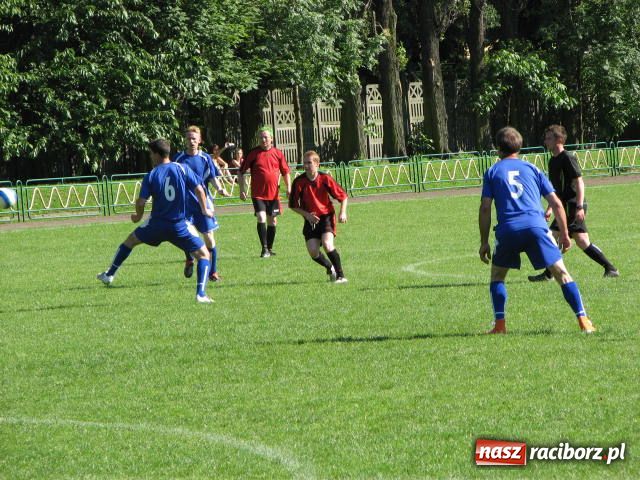 Zdjęcie w galerii na portalu naszraciborz.pl: Księża zapewnili przejazd syrenką wiadomości z regionu