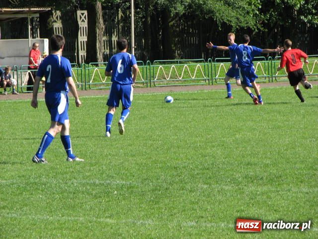 Zdjęcie w galerii na portalu naszraciborz.pl: Księża zapewnili przejazd syrenką wiadomości z regionu