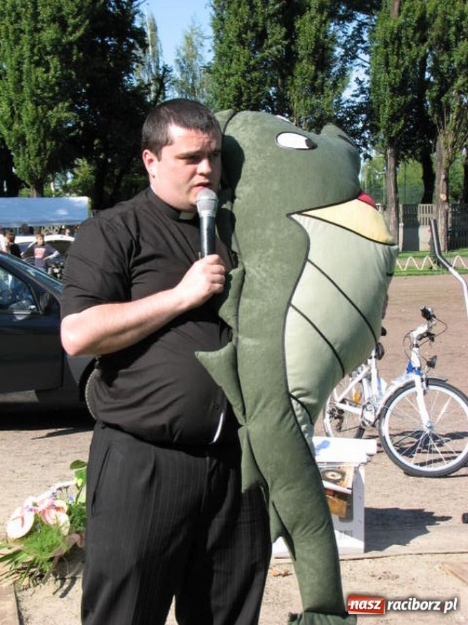 Zdjęcie w galerii na portalu naszraciborz.pl: Księża zapewnili przejazd syrenką wiadomości z regionu