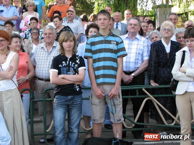 Zdjęcie w galerii na portalu naszraciborz.pl: Księża zapewnili przejazd syrenką wiadomości z regionu