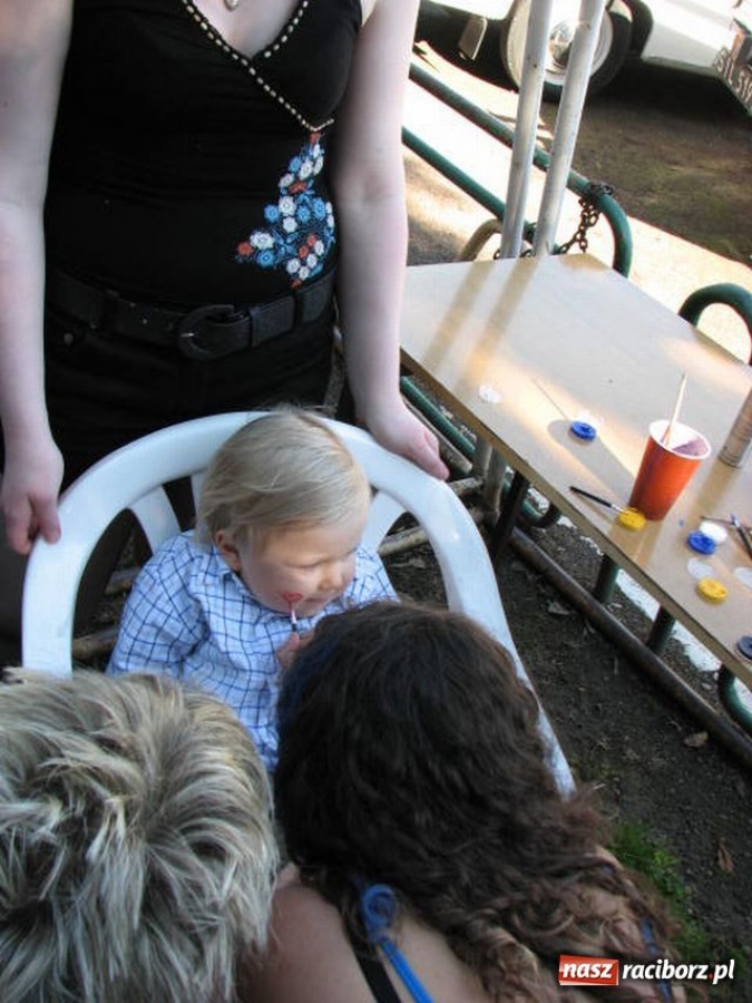 Zdjęcie w galerii na portalu naszraciborz.pl: Księża zapewnili przejazd syrenką wiadomości z regionu