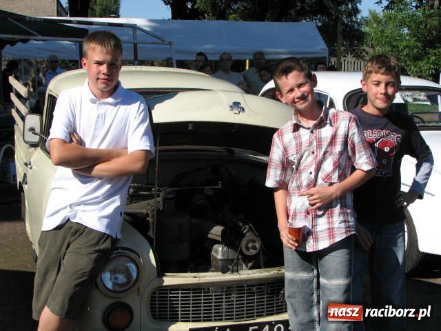 Zdjęcie w galerii na portalu naszraciborz.pl: Księża zapewnili przejazd syrenką wiadomości z regionu