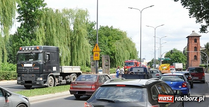 Zdjęcie w galerii na portalu naszraciborz.pl: Ciężarowa laweta zahaczyła o forda fusion wiadomości z regionu