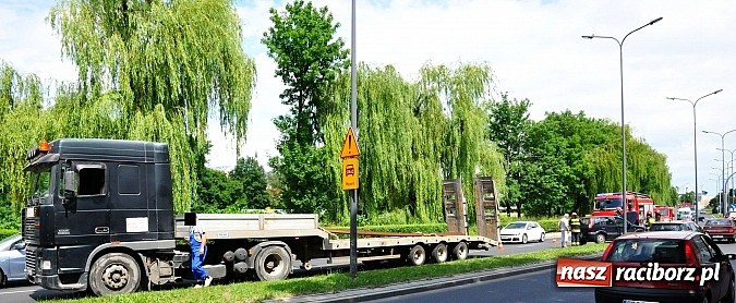 Zdjęcie w galerii na portalu naszraciborz.pl: Ciężarowa laweta zahaczyła o forda fusion wiadomości z regionu