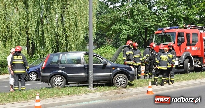 Zdjęcie w galerii na portalu naszraciborz.pl: Ciężarowa laweta zahaczyła o forda fusion wiadomości z regionu