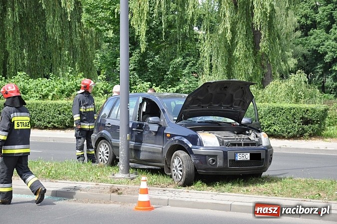 Zdjęcie w galerii na portalu naszraciborz.pl: Ciężarowa laweta zahaczyła o forda fusion wiadomości z regionu