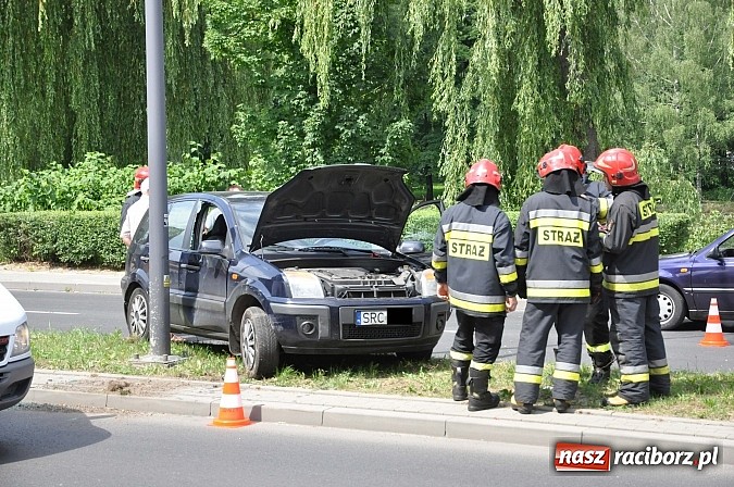 Zdjęcie w galerii na portalu naszraciborz.pl: Ciężarowa laweta zahaczyła o forda fusion wiadomości z regionu