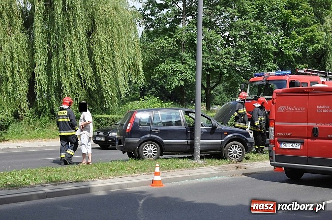 Zdjęcie w galerii na portalu naszraciborz.pl: Ciężarowa laweta zahaczyła o forda fusion wiadomości z regionu