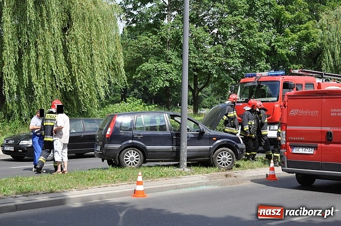 Zdjęcie w galerii na portalu naszraciborz.pl: Ciężarowa laweta zahaczyła o forda fusion wiadomości z regionu