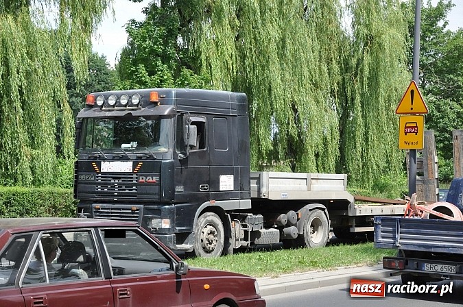 Zdjęcie w galerii na portalu naszraciborz.pl: Ciężarowa laweta zahaczyła o forda fusion wiadomości z regionu