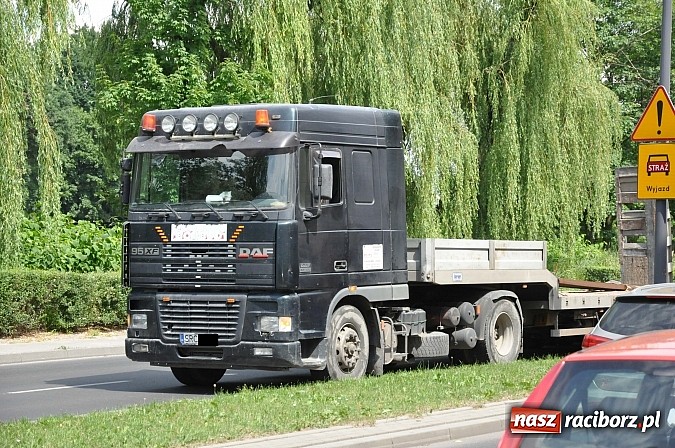 Zdjęcie w galerii na portalu naszraciborz.pl: Ciężarowa laweta zahaczyła o forda fusion wiadomości z regionu