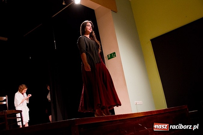 Zdjęcie w galerii na portalu naszraciborz.pl: Scena MDK - Kobiety w sytuacji krytycznej  wiadomości z regionu