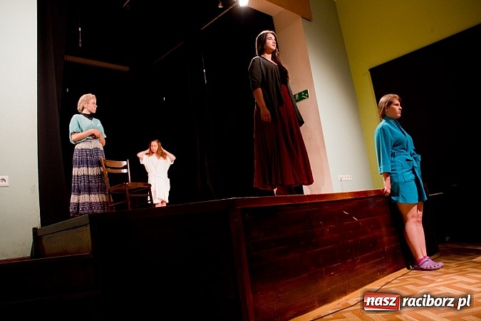 Zdjęcie w galerii na portalu naszraciborz.pl: Scena MDK - Kobiety w sytuacji krytycznej  wiadomości z regionu