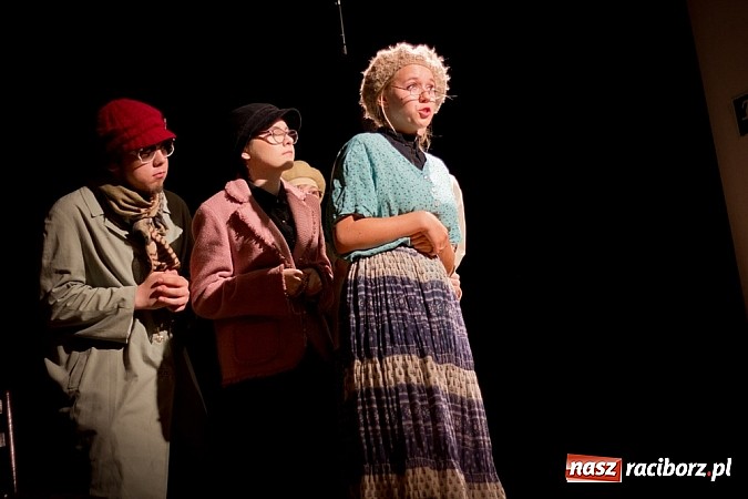 Zdjęcie w galerii na portalu naszraciborz.pl: Scena MDK - Kobiety w sytuacji krytycznej  wiadomości z regionu