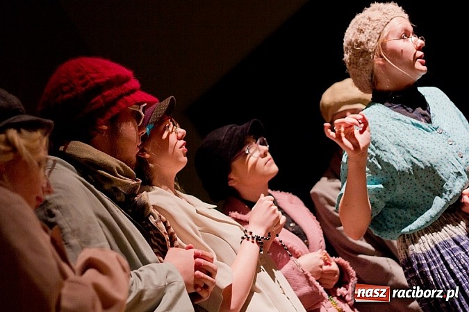 Zdjęcie w galerii na portalu naszraciborz.pl: Scena MDK - Kobiety w sytuacji krytycznej  wiadomości z regionu