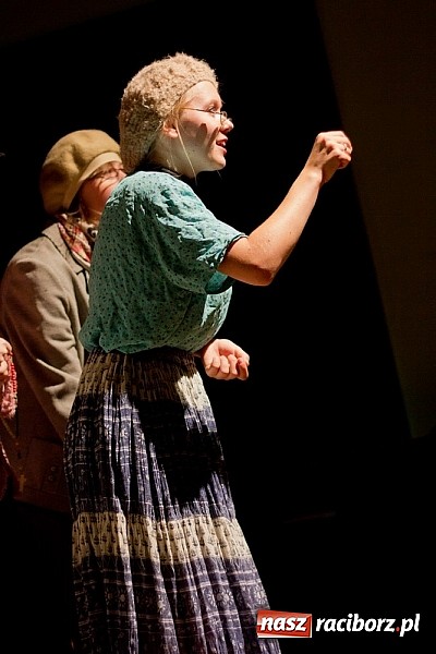Zdjęcie w galerii na portalu naszraciborz.pl: Scena MDK - Kobiety w sytuacji krytycznej  wiadomości z regionu