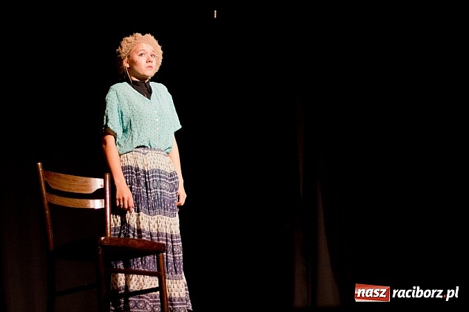 Zdjęcie w galerii na portalu naszraciborz.pl: Scena MDK - Kobiety w sytuacji krytycznej  wiadomości z regionu