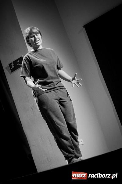 Zdjęcie w galerii na portalu naszraciborz.pl: Scena MDK - Kobiety w sytuacji krytycznej  wiadomości z regionu