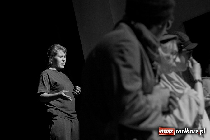 Zdjęcie w galerii na portalu naszraciborz.pl: Scena MDK - Kobiety w sytuacji krytycznej  wiadomości z regionu