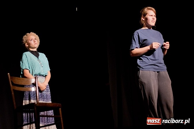 Zdjęcie w galerii na portalu naszraciborz.pl: Scena MDK - Kobiety w sytuacji krytycznej  wiadomości z regionu