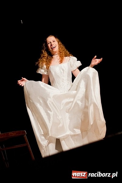 Zdjęcie w galerii na portalu naszraciborz.pl: Scena MDK - Kobiety w sytuacji krytycznej  wiadomości z regionu