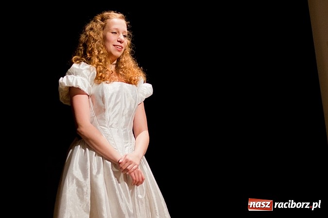 Zdjęcie w galerii na portalu naszraciborz.pl: Scena MDK - Kobiety w sytuacji krytycznej  wiadomości z regionu