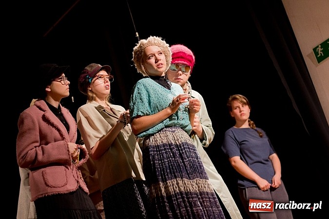 Zdjęcie w galerii na portalu naszraciborz.pl: Scena MDK - Kobiety w sytuacji krytycznej  wiadomości z regionu