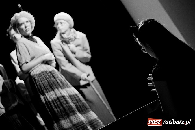 Zdjęcie w galerii na portalu naszraciborz.pl: Scena MDK - Kobiety w sytuacji krytycznej  wiadomości z regionu